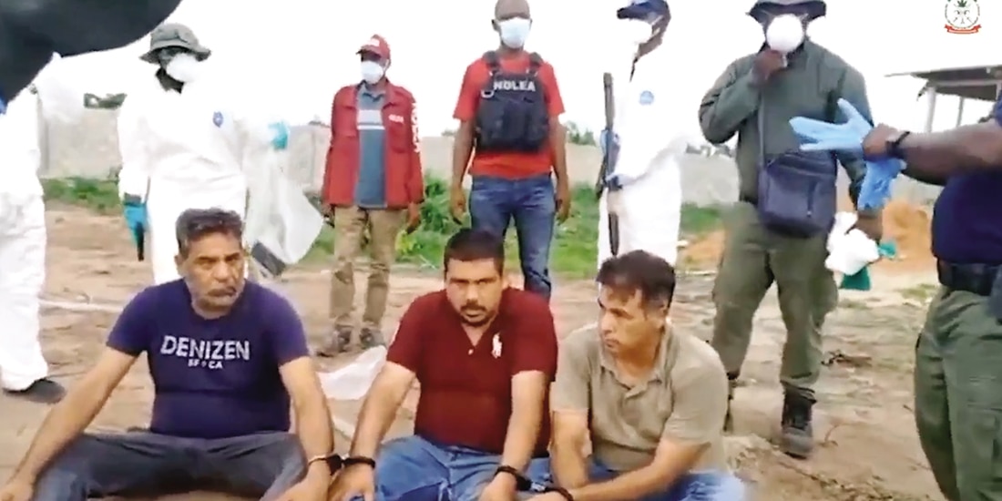 Capos mexicanos, detenidos por autoridades de Nigeria, tras un desmantelamiento de un narcolaboratorio, ayer.