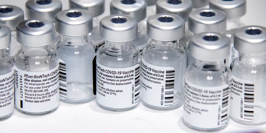 La Administración de Alimentos y Medicamentos de Estados Unidos (FDA, por sus siglas en inglés) avaló la primera vacuna para adolescentes de 12 a 15 años de edad.