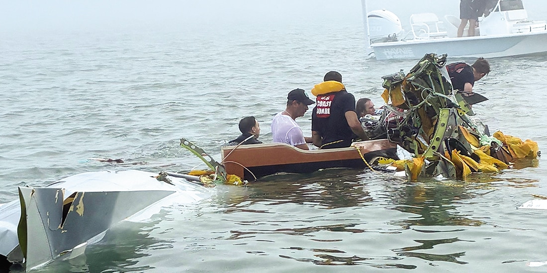 Labores de búsqueda tras el choque de la aeronave con el agua, ayer.
