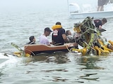 Labores de búsqueda tras el choque de la aeronave con el agua, ayer.
