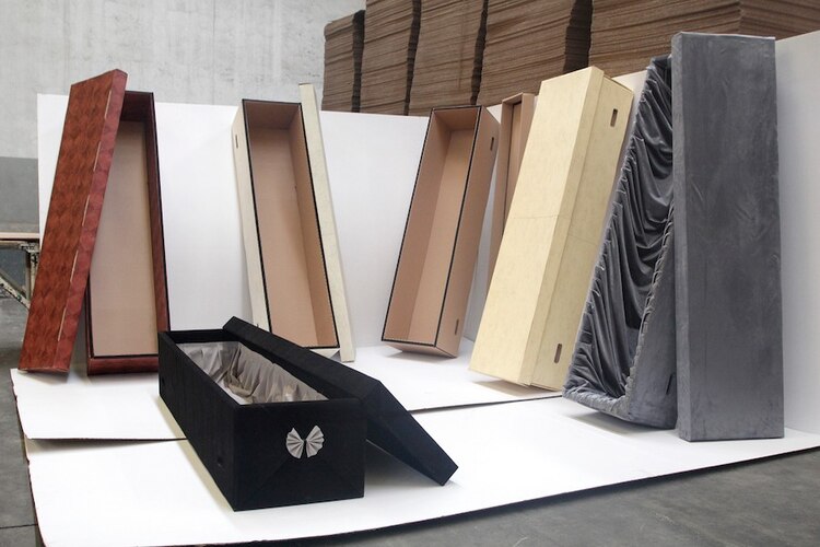 Ataúdes de cartón elaborados por una compañía como una opción barata y sustentable.