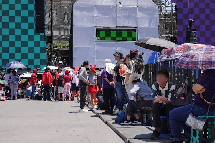 Fans de 31 Minutos llegan temprano para ver el concierto del Zócalo