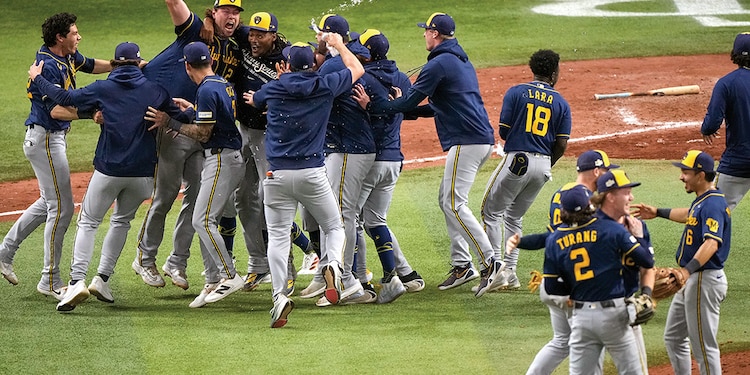 Después de 57 años los Cerveceros levantaron un título de la Serie Mundial por primera vez en la historia. Rays nunca ha conseguido uno.