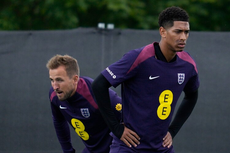 Los ingleses Jude Bellingham y Harry Kane en una sesión de entrenamiento antes del inicio de la Eurocopa