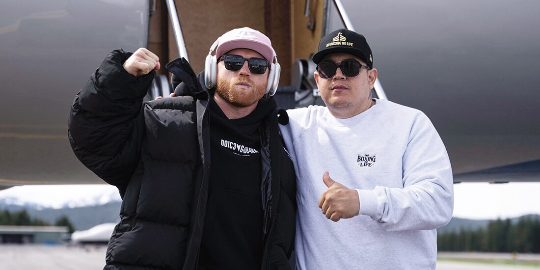 Canelo y Eddy Reynoso previo a subir al avión en septiembre pasado.