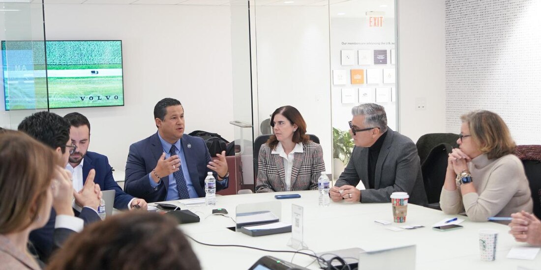 Diego Sinhue Rodríguez Vallejo (cuarto de der. a izq.) con empresarios de EU, ayer.