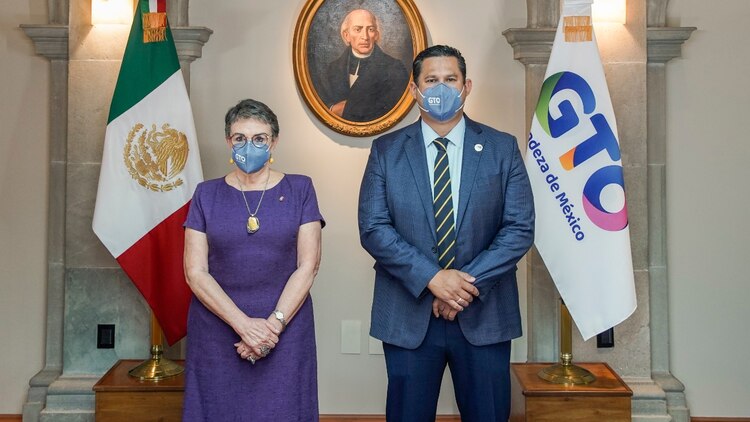 (Izq. a der.) La doctora Yoloxóchitl Bustamante Díez y el gobernador del Guanajuato, Diego Sinhue Rodríguez Vallejo.