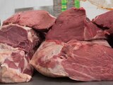 La carne de res se vende el mercado mexicano.