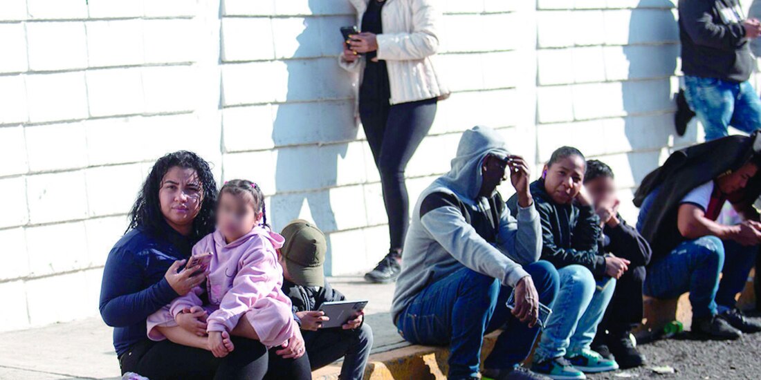 Migrantes esperan afuera de un centro de ayuda a refugiados en la frontera de México con EU, en febrero pasado.