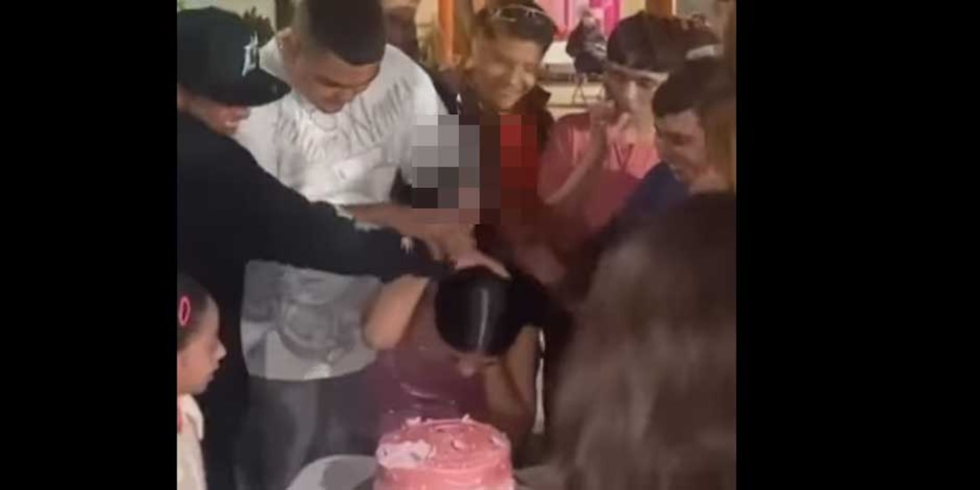Con un cuchillo, festejada le pica el ojo a un invitado tras aventarla al pastel │ VIDEO