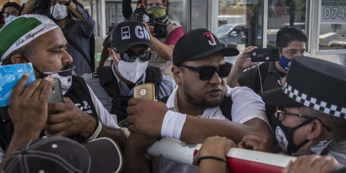 Manifestantes y elementos de la Guardia Nacional chocan durante una protesta en caseta de cobro de BC, el pasado 9 de julio.