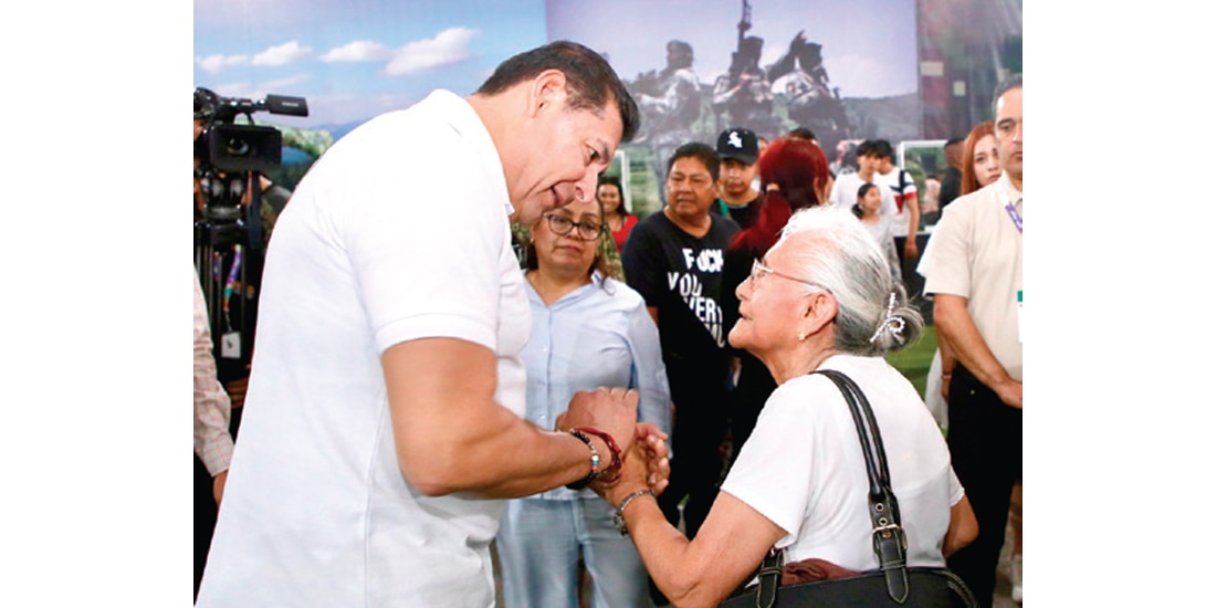 ALEJANDRO ARMENTA, ayer, en su
recorrido por la Feria de Puebla