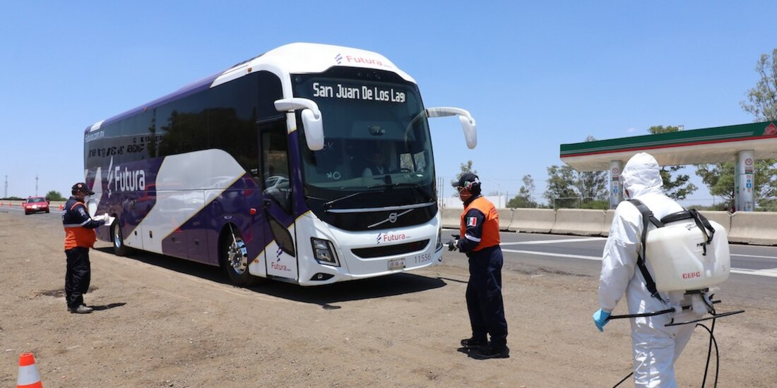 Brigadas de sanitización en los límites entre Guanajuato y Jalisco, la semana pasada.