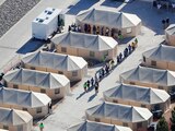 Un grupo de niños es vigilado en un centro de detención migrante en el poblado
de Tornillo, Texas.