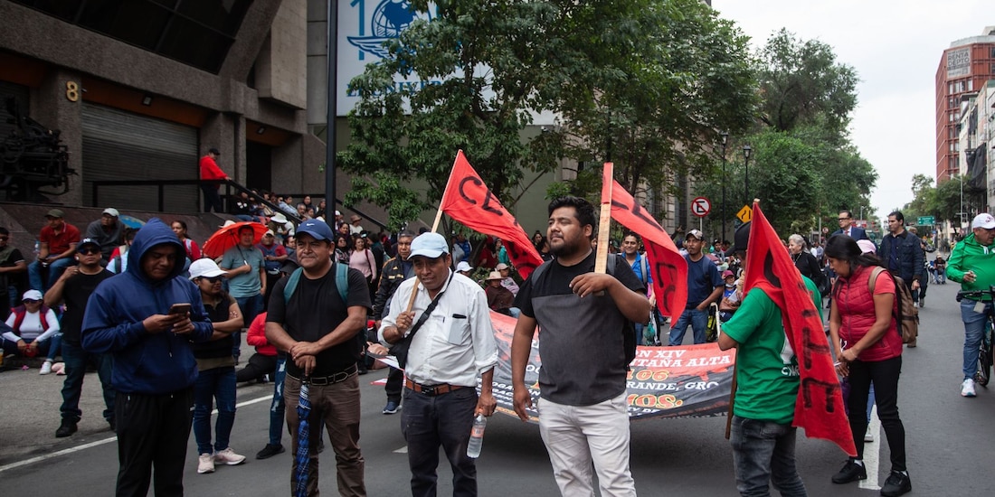 Integrantes de la Coordinadora Nacional de los Trabajadores de la Educación (CNTE) se manifiestan en CDMX.