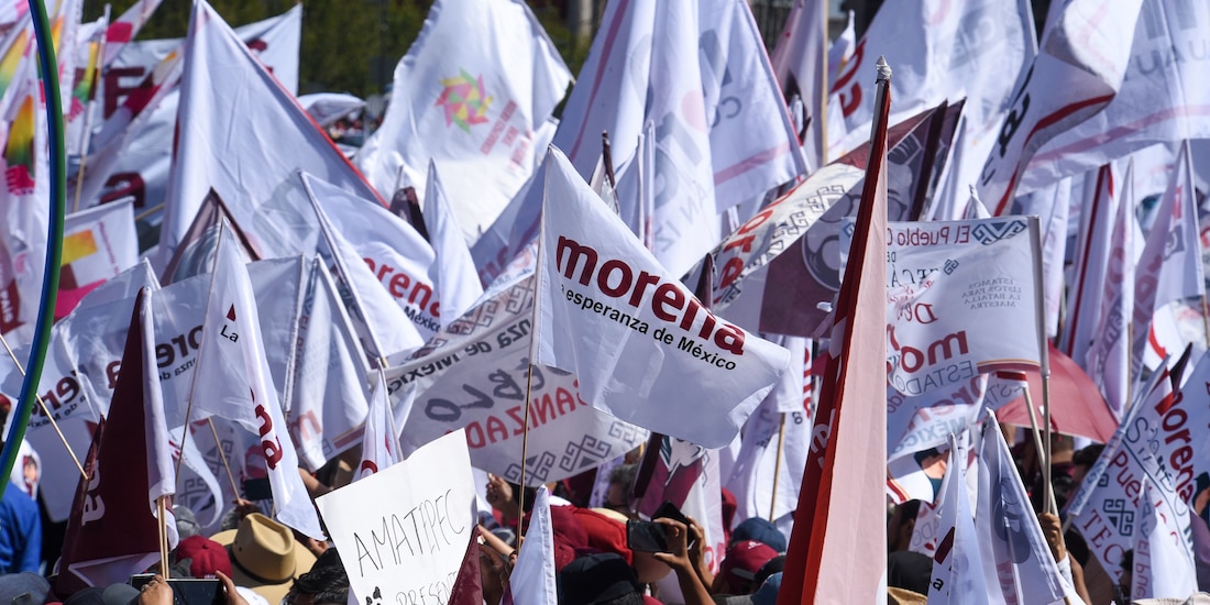 Banderas del partido son ondeadas en un mitin, en imagen ilustrativa.