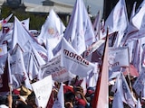 Banderas del partido son ondeadas en un mitin, en imagen ilustrativa.