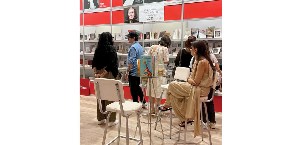 ASISTENTES ayer, comprando libros.