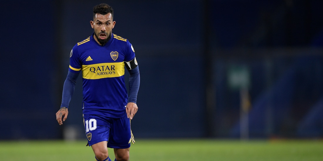 Carlos Tevez conduce el esférico en el duelo entre Boca Juniors y The Strongest en la Copa Libertadores el año pasado.