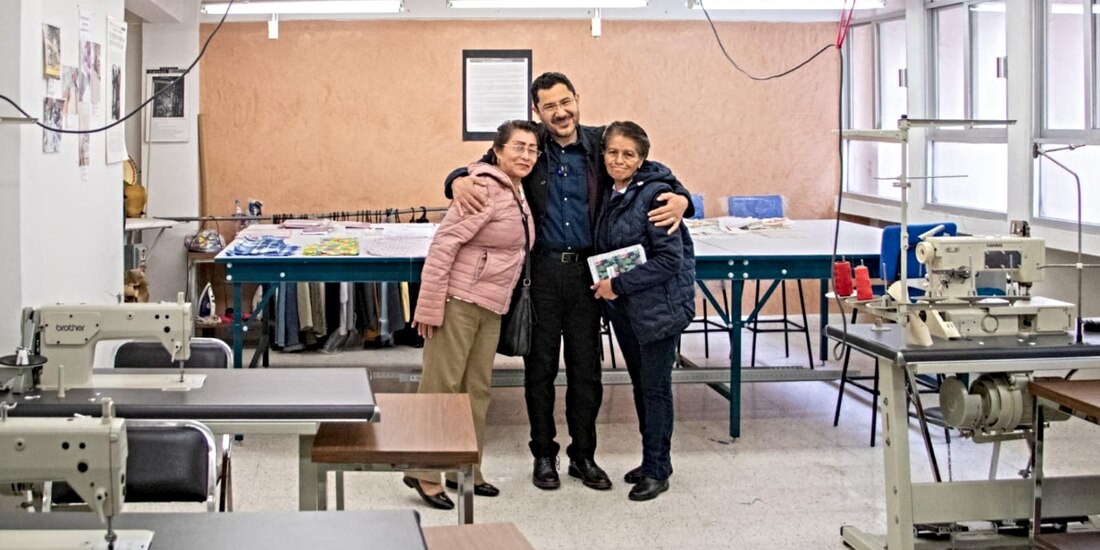 El jefe de Gobierno capitalino entregó el predio y las escrituras a la asociación.