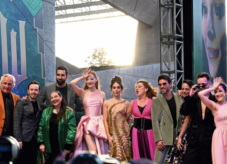 Elenco de la obra Wicked en México que ahora hace el doblaje.