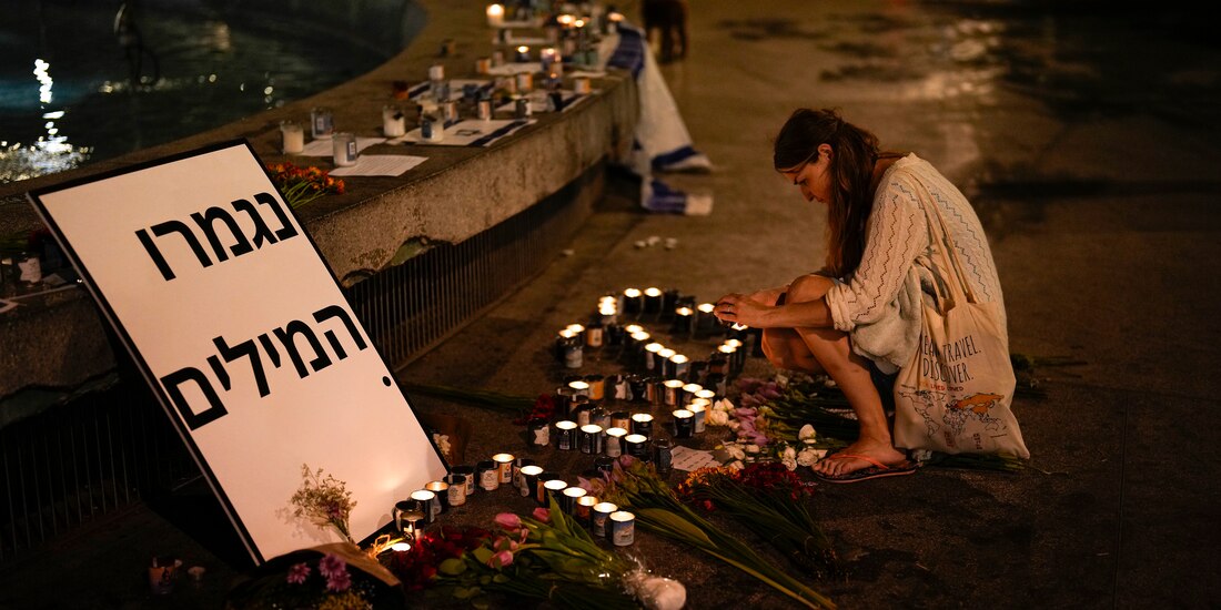 Una mujer enciende una vela en honor a las víctimas del ataque de Hamas durante una vigilia en Dizengoff en el centro de Tel Aviv el viernes 13 de octubre del 2023.