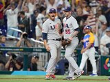 Nolan Arenado y Ryan Pressly celebran la victoria de Estados Unidos sobre Venezuela en el Clásico Mundial de Beisbol.