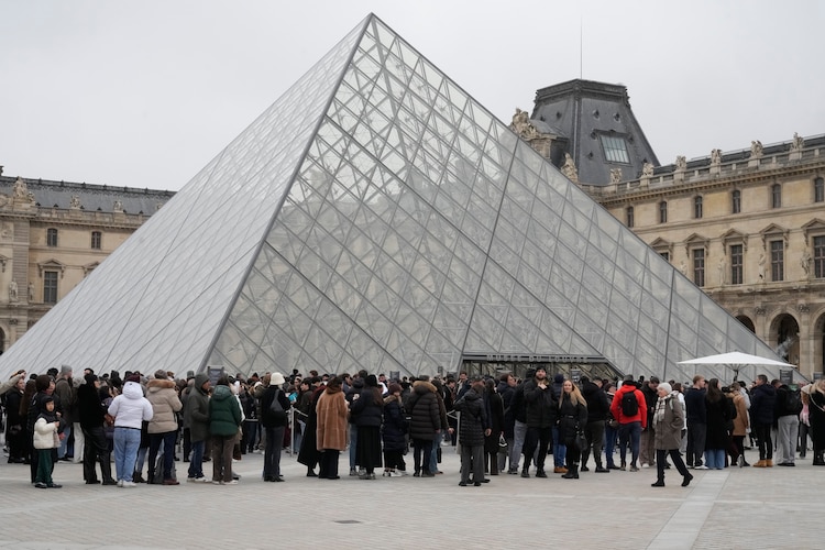Renuncia directora del Museo del Louvre