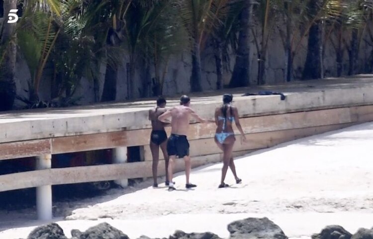 El cantante luce más delgado.