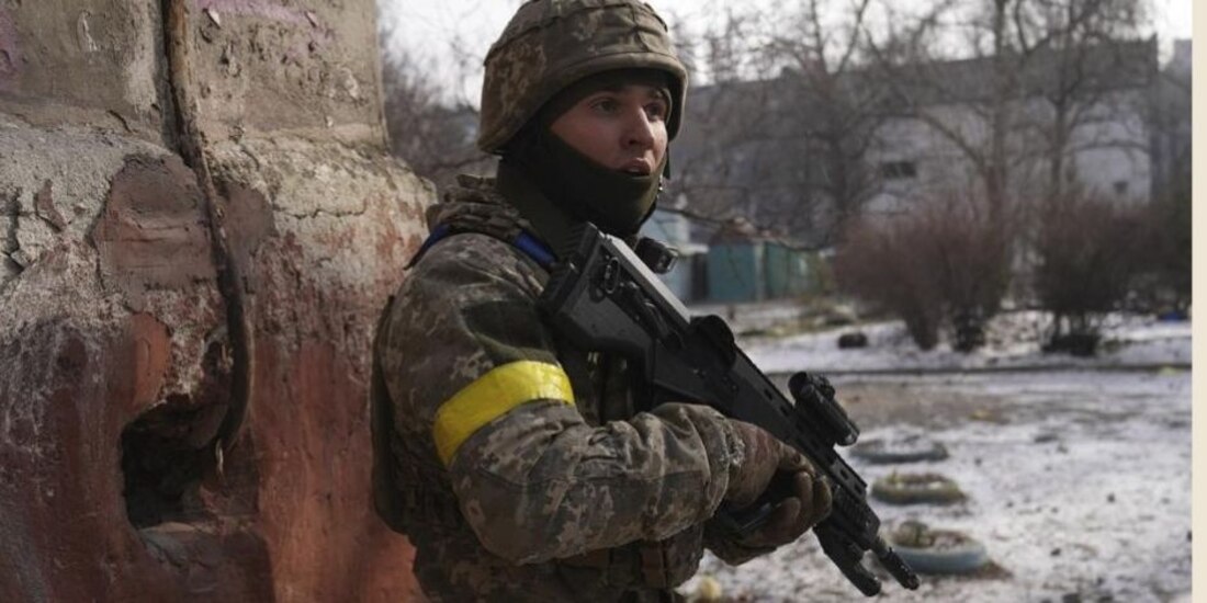 Soldado ucraniano en Mariupol, Ucrania, después de que las fuerzas de Rusia tomarán las afueras de la ciudad.