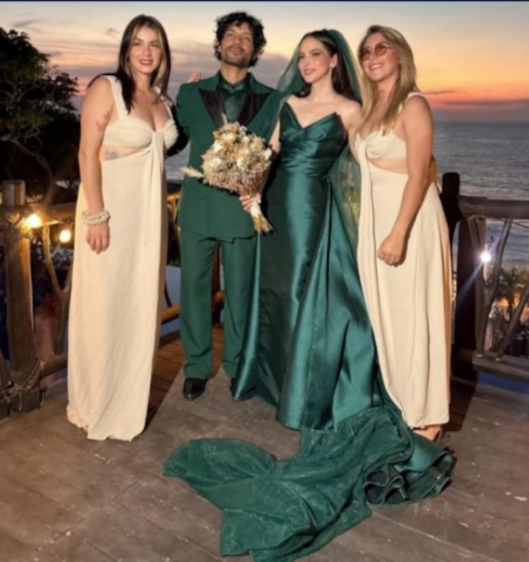 Paty Cantú y su novio usaron atuendos en color verde