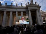 El papa Francisco aparece en una pantalla gigante colocada en la plaza de San Pedro del Vaticano, el domingo 26 de noviembre de 2023 mientras ofrece una bendición a los fieles reunidos en la plaza para la plegaria tradicional del Angelus. El papa Francisco canceló el domingo su aparición semanal en una ventana con vistas a la plaza de San Pedro del Vaticano, al día siguiente de que la Santa Sede dijera que el pontífice sufría un caso leve de gripe. (AP Foto/Alessandra Tarantino)