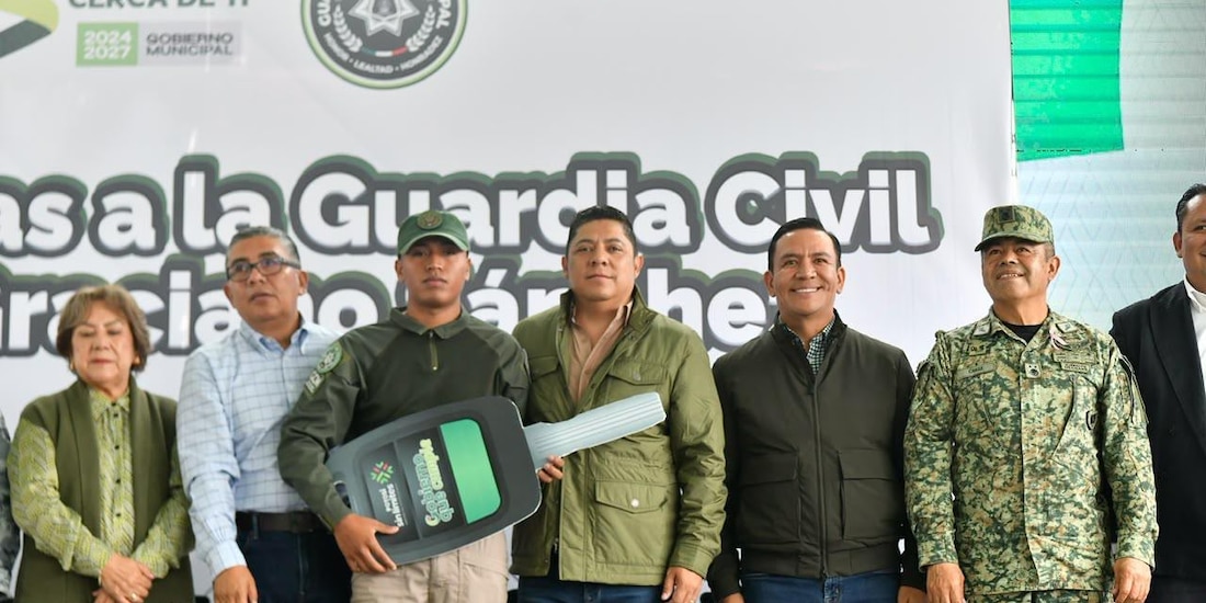 Al centro de la imagen el Gobernador constitucional.