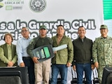Al centro de la imagen el Gobernador constitucional.