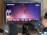 Una pantalla de televisión muestra una imagen de archivo de un lanzamiento de misil norcoreano durante un noticiero, en la Estación de Tren de Seúl, en Seúl, Corea del Sur.