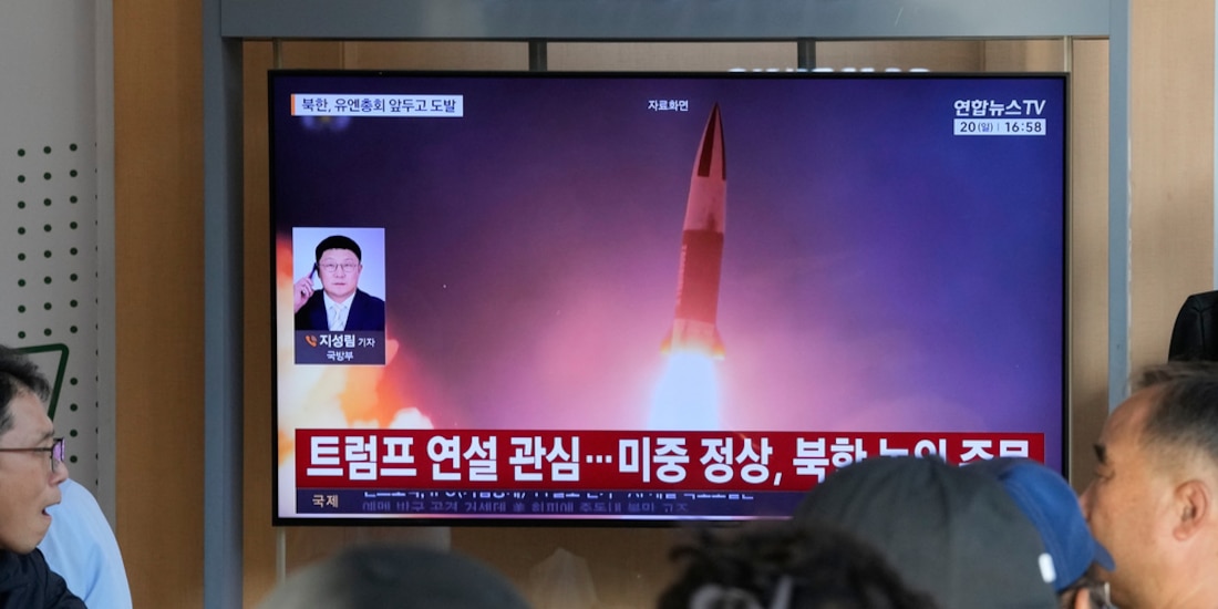 Una pantalla de televisión muestra una imagen de archivo de un lanzamiento de misil norcoreano durante un noticiero, en la Estación de Tren de Seúl, en Seúl, Corea del Sur.