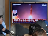 Una pantalla de televisión muestra una imagen de archivo de un lanzamiento de misil norcoreano durante un noticiero, en la Estación de Tren de Seúl, en Seúl, Corea del Sur.