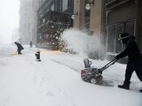 Ciudadanos de Boston limpian la nieve de las calles tras la 'bomba ciclón'.
