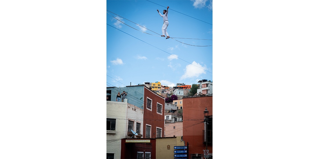 BAILARÍN sobre una cuerda, en pleno espectáculo en las calles de Guanajuato.