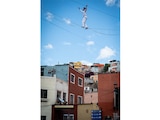 BAILARÍN sobre una cuerda, en pleno espectáculo en las calles de Guanajuato.