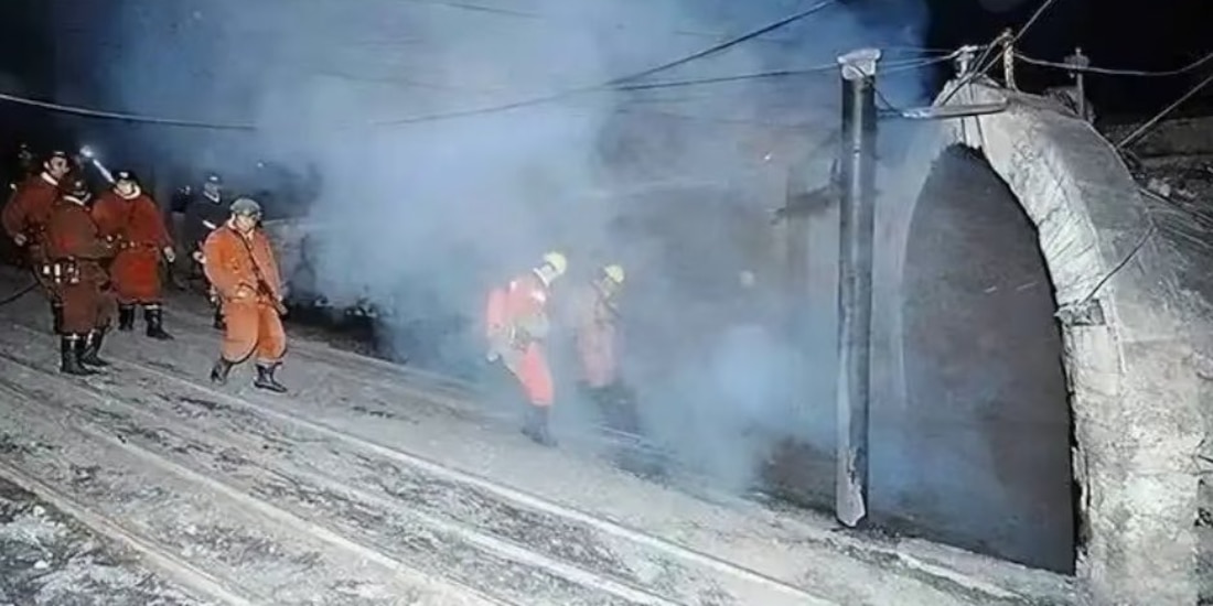 Trabajadores atienden lugar de la explosión, en China.