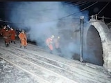 Trabajadores atienden lugar de la explosión, en China.