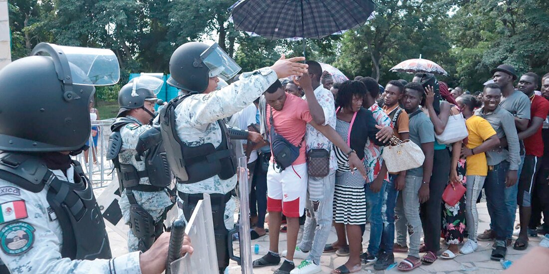 La GN intenta ordenar una fila en la estación migratoria de Tapachula, el miércoles.