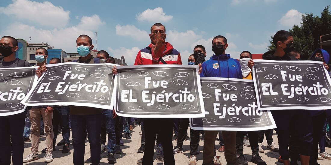 Estudiantes de Ayotzinapa protestaron en el Monumento a la Revolución, ayer.