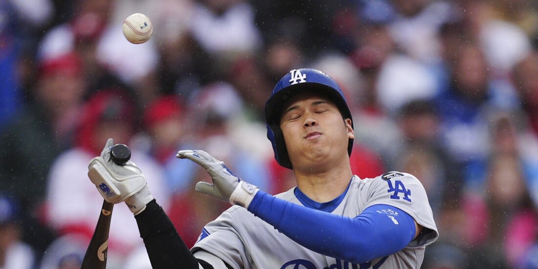 Ohtani reacciona tras cometer una falta durante la tercera entrada del encuentro contra los Phillies, ayer.