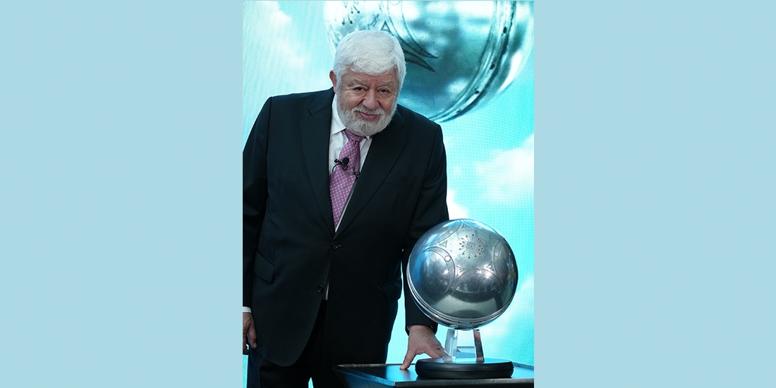 JAIME MAUSSAN posando junto a la Esfera de Buga.