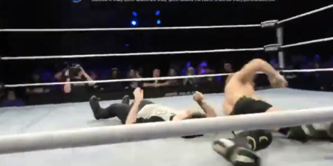 Un réferi sufrió convulsiones en una función de lucha libre.