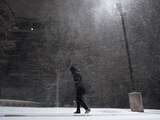 Una mujer camina bajo una nevada en San Antonio,Texas, el 14 de febrero de 2021.