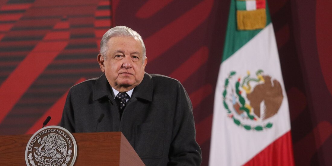 AMLO urgió al INE a aplicar un ajuste presupuestal para resolver el tema, pues señaló que de lo contrario, está en riesgo el prestigio del órgano electoral