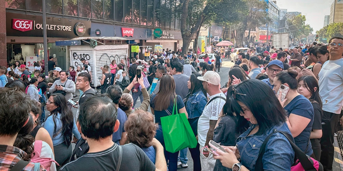 DECENAS DE capitalinos durante el sismo del pasado 8 de febrero, en el Centro.